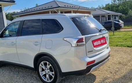 Mitsubishi Outlander III рестайлинг 3, 2014 год, 1 650 000 рублей, 4 фотография