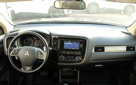 Mitsubishi Outlander III рестайлинг 3, 2014 год, 1 697 000 рублей, 10 фотография