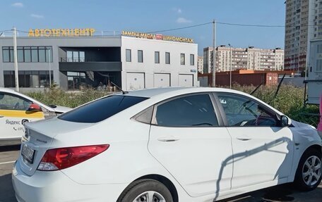 Hyundai Solaris II рестайлинг, 2013 год, 880 000 рублей, 4 фотография