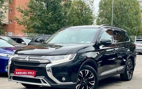 Mitsubishi Outlander III рестайлинг 3, 2021 год, 2 999 000 рублей, 3 фотография