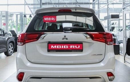 Mitsubishi Outlander III рестайлинг 3, 2022 год, 4 450 000 рублей, 6 фотография