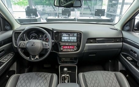 Mitsubishi Outlander III рестайлинг 3, 2022 год, 4 450 000 рублей, 15 фотография