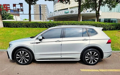 Volkswagen Tiguan II, 2021 год, 2 600 000 рублей, 3 фотография