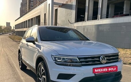 Volkswagen Tiguan II, 2018 год, 2 999 999 рублей, 2 фотография