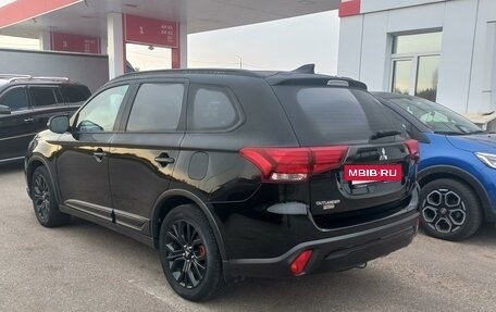 Mitsubishi Outlander III рестайлинг 3, 2021 год, 2 380 000 рублей, 2 фотография