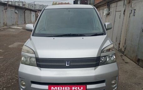 Toyota Voxy II, 2005 год, 1 150 000 рублей, 2 фотография