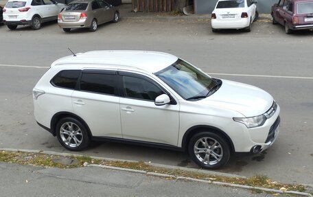 Mitsubishi Outlander III рестайлинг 3, 2014 год, 1 950 000 рублей, 10 фотография