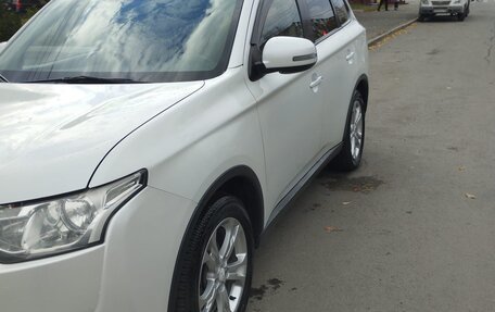 Mitsubishi Outlander III рестайлинг 3, 2014 год, 1 950 000 рублей, 15 фотография