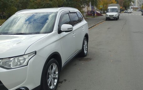 Mitsubishi Outlander III рестайлинг 3, 2014 год, 1 950 000 рублей, 13 фотография