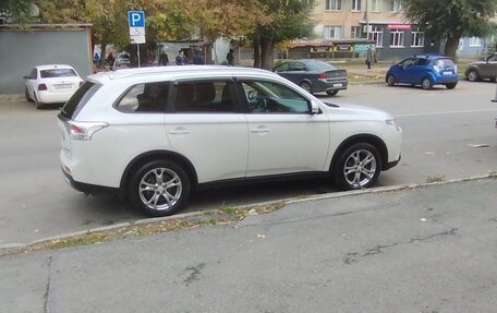 Mitsubishi Outlander III рестайлинг 3, 2014 год, 1 950 000 рублей, 14 фотография