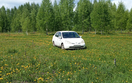 Toyota Prius IV XW50, 2002 год, 485 000 рублей, 2 фотография