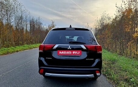 Mitsubishi Outlander III рестайлинг 3, 2018 год, 2 500 000 рублей, 3 фотография