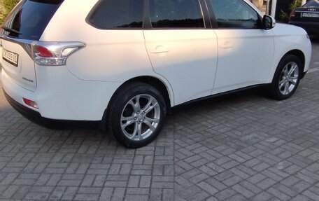 Mitsubishi Outlander III рестайлинг 3, 2014 год, 1 570 000 рублей, 11 фотография