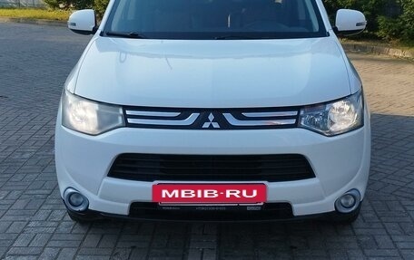 Mitsubishi Outlander III рестайлинг 3, 2014 год, 1 570 000 рублей, 4 фотография