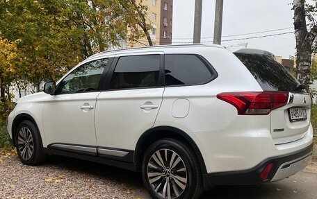 Mitsubishi Outlander III рестайлинг 3, 2019 год, 2 950 000 рублей, 2 фотография