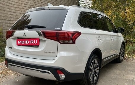 Mitsubishi Outlander III рестайлинг 3, 2019 год, 2 950 000 рублей, 3 фотография