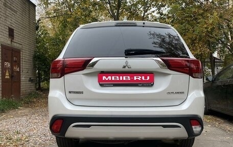 Mitsubishi Outlander III рестайлинг 3, 2019 год, 2 950 000 рублей, 4 фотография