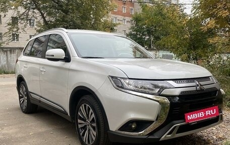 Mitsubishi Outlander III рестайлинг 3, 2019 год, 2 950 000 рублей, 5 фотография