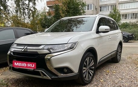 Mitsubishi Outlander III рестайлинг 3, 2019 год, 2 950 000 рублей, 6 фотография