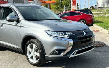 Mitsubishi Outlander III рестайлинг 3, 2020 год, 2 990 000 рублей, 2 фотография