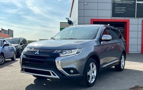 Mitsubishi Outlander III рестайлинг 3, 2020 год, 2 990 000 рублей, 4 фотография