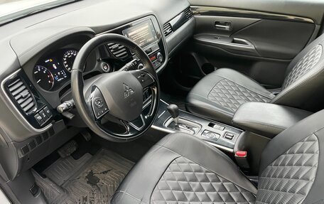 Mitsubishi Outlander III рестайлинг 3, 2019 год, 2 188 000 рублей, 13 фотография