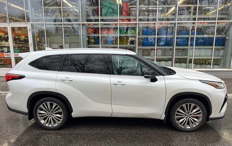 Toyota Highlander, 2022 год, 8 000 000 рублей, 3 фотография