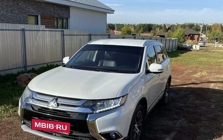 Mitsubishi Outlander III рестайлинг 3, 2015 год, 1 800 000 рублей, 2 фотография