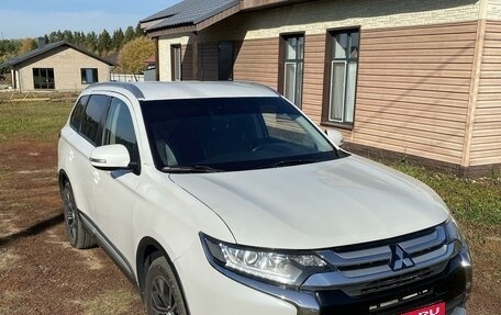 Mitsubishi Outlander III рестайлинг 3, 2015 год, 1 800 000 рублей, 3 фотография