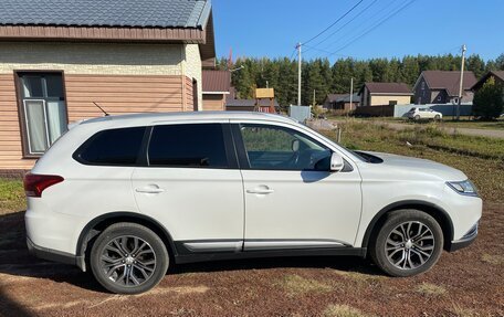 Mitsubishi Outlander III рестайлинг 3, 2015 год, 1 800 000 рублей, 7 фотография