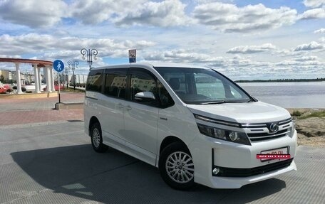 Toyota Voxy III, 2015 год, 1 950 000 рублей, 3 фотография