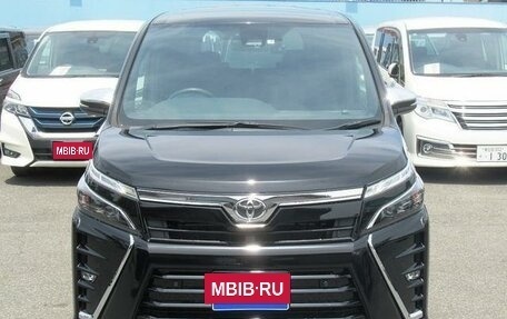 Toyota Voxy III, 2021 год, 2 290 000 рублей, 2 фотография