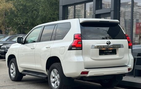 Toyota Land Cruiser Prado 150 рестайлинг 2, 2021 год, 6 895 000 рублей, 3 фотография