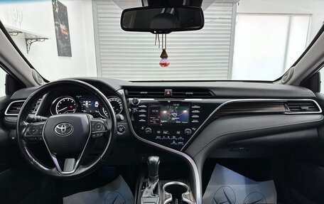 Toyota Camry, 2018 год, 3 370 000 рублей, 10 фотография