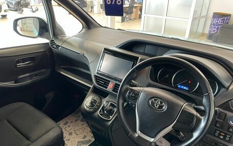 Toyota Voxy III, 2014 год, 2 249 000 рублей, 11 фотография