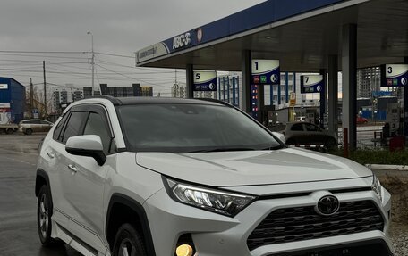 Toyota RAV4, 2019 год, 3 680 000 рублей, 2 фотография