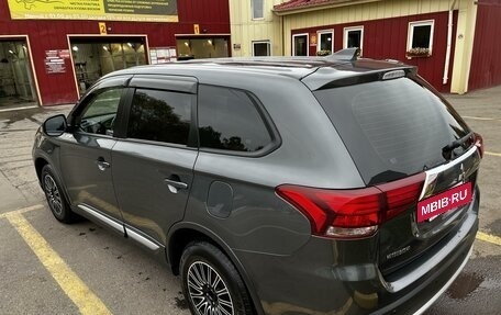 Mitsubishi Outlander III рестайлинг 3, 2017 год, 2 700 000 рублей, 9 фотография