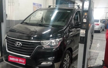 Hyundai Grand Starex Grand Starex I рестайлинг 2, 2018 год, 3 570 000 рублей, 1 фотография