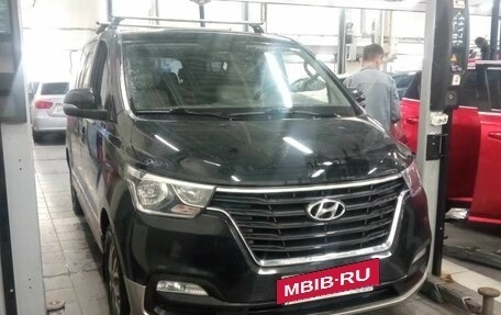 Hyundai Grand Starex Grand Starex I рестайлинг 2, 2018 год, 3 570 000 рублей, 2 фотография