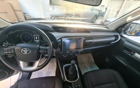 Toyota Hilux VIII, 2017 год, 2 950 000 рублей, 11 фотография