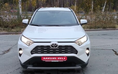 Toyota RAV4, 2021 год, 3 900 000 рублей, 2 фотография