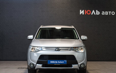 Mitsubishi Outlander III рестайлинг 3, 2014 год, 1 895 000 рублей, 2 фотография