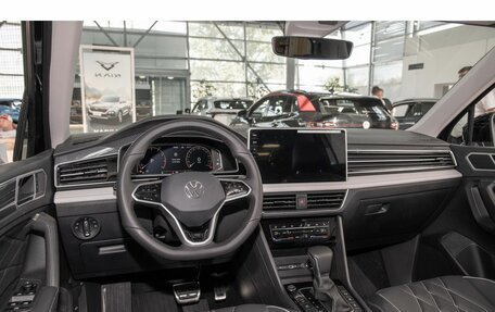 Volkswagen Tiguan II, 2023 год, 5 703 000 рублей, 8 фотография