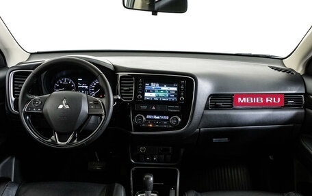 Mitsubishi Outlander III рестайлинг 3, 2017 год, 2 070 000 рублей, 10 фотография