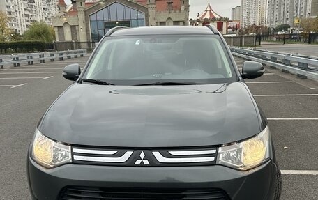 Mitsubishi Outlander III рестайлинг 3, 2013 год, 1 800 000 рублей, 2 фотография