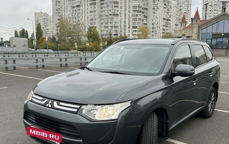 Mitsubishi Outlander III рестайлинг 3, 2013 год, 1 800 000 рублей, 3 фотография