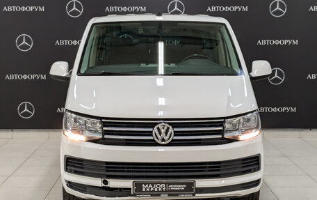 Volkswagen Caravelle T6 рестайлинг, 2019 год, 2 750 000 рублей, 2 фотография