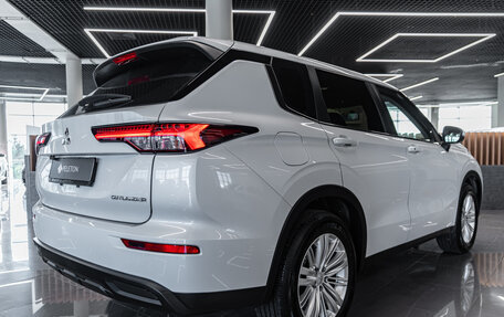 Mitsubishi Outlander, 2023 год, 3 990 000 рублей, 5 фотография