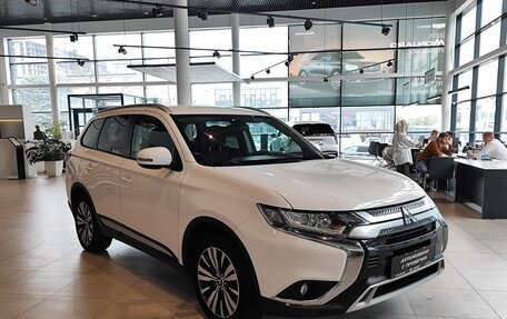 Mitsubishi Outlander III рестайлинг 3, 2019 год, 2 545 000 рублей, 7 фотография