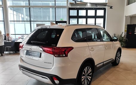 Mitsubishi Outlander III рестайлинг 3, 2019 год, 2 545 000 рублей, 5 фотография